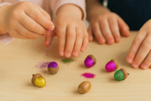 Kindergeburtstag basteln Glitzereicheln