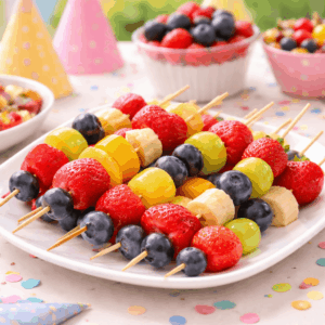 Obstspieße mit bunten Früchten