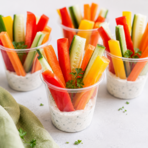 Gemüsesticks mit Dip im Becher