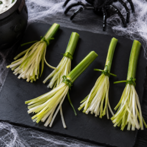 Gemüse Besen als herzhafter Halloween Snack