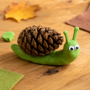 Tannenzapfen basteln Schnecke