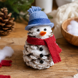 Tannenzapfen basteln Schneemann