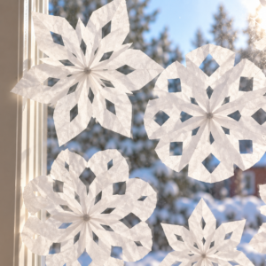 Handgemachte Schneeflocken am Winterfenster